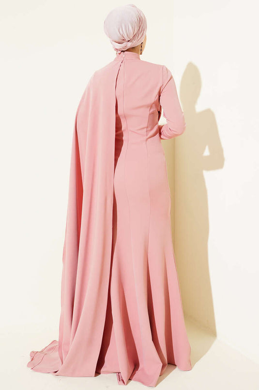 Abendkleid mit Rosenapplikationen und Cape in Puderrosa