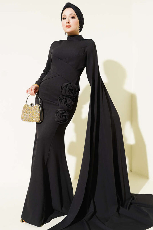 Schwarzes Abendkleid mit Rosenapplikation und Cape