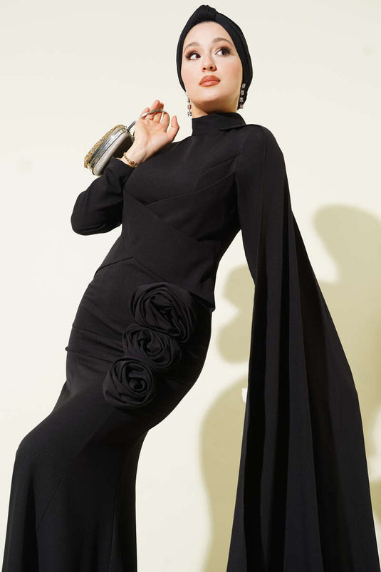 Schwarzes Abendkleid mit Rosenapplikation und Cape