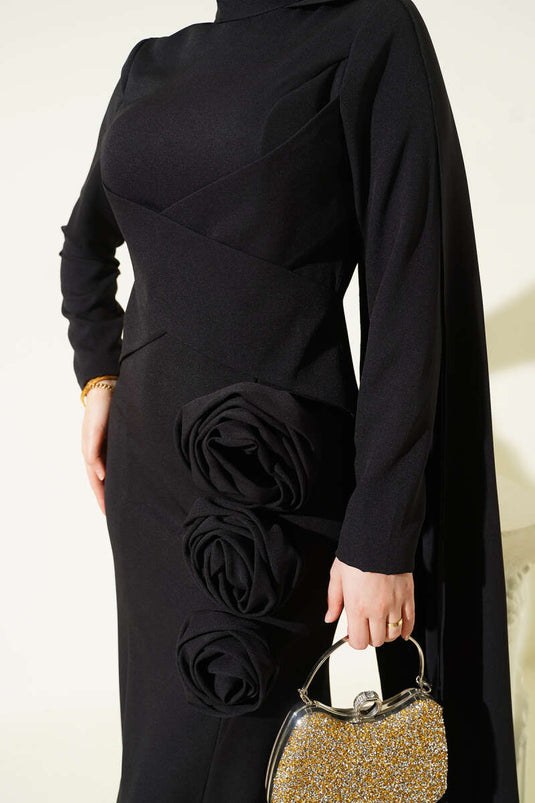 Schwarzes Abendkleid mit Rosenapplikation und Cape