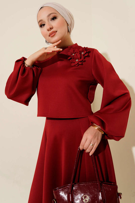 Ensemble deux pièces avec jupe brodée de roses bordeaux