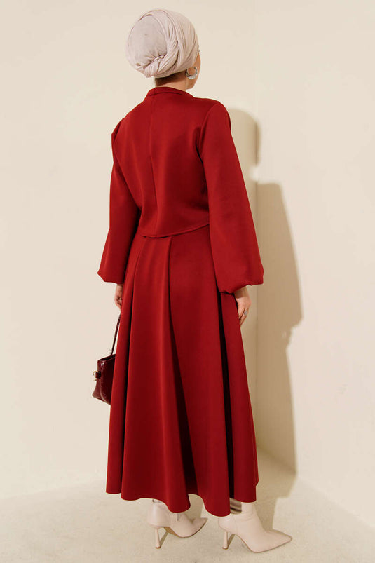 Ensemble deux pièces avec jupe brodée de roses bordeaux