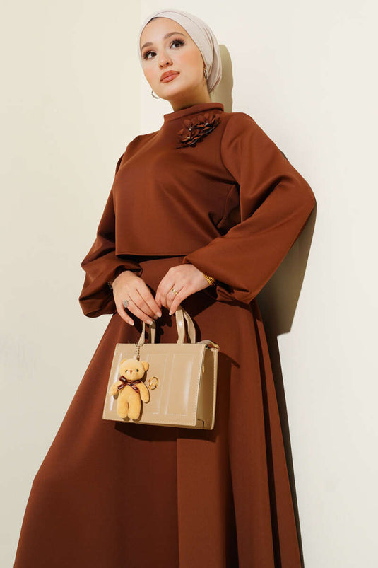 Ensemble deux pièces avec jupe brodée de roses, couleur châtaigne