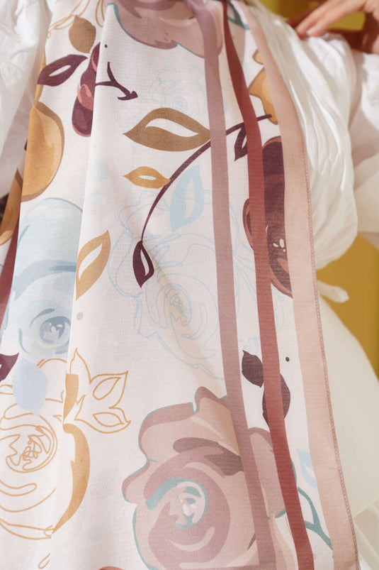 Châle à motif rose avec café au lait