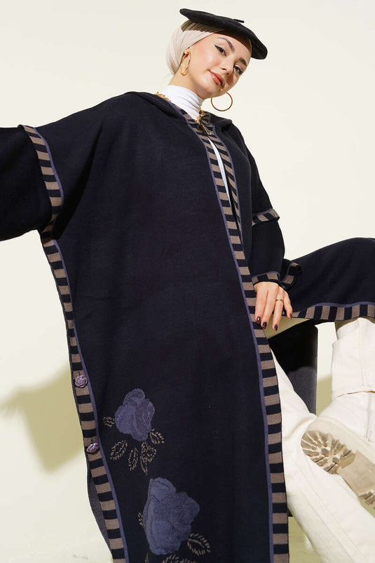 Poncho bleu marine avec broderie de roses et détails rayés