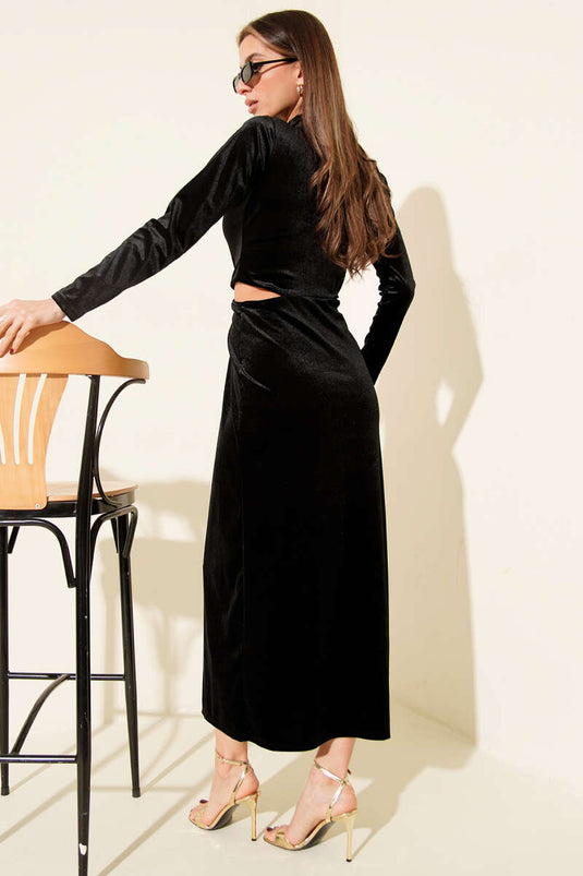 Schwarzes Samtkleid mit Schlitz und Sonnenzubehör