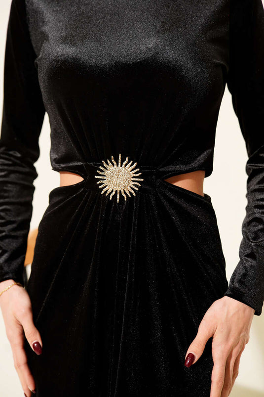 Schwarzes Samtkleid mit Schlitz und Sonnenzubehör