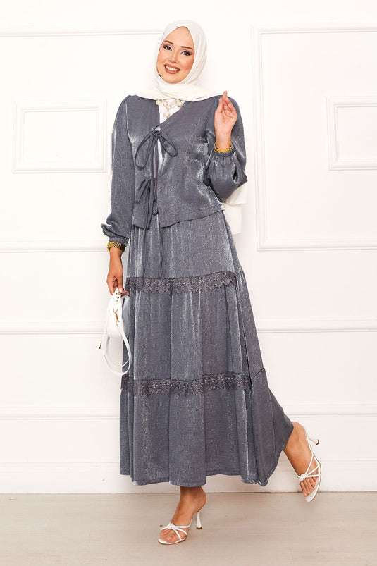 بدلة كيمونو بتنورة وتفاصيل من الدانتيل باللون الرمادي