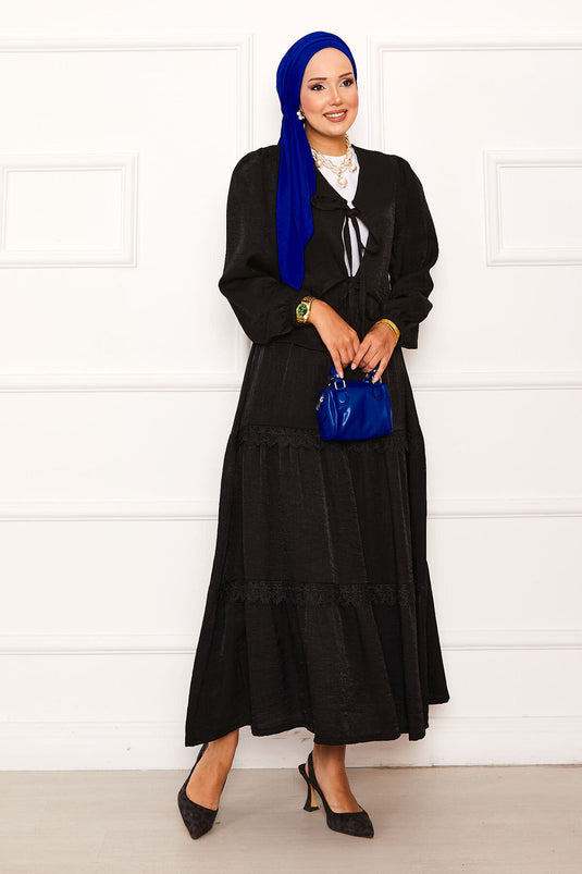 بدلة كيمونو سوداء بتنورة وتفاصيل من الدانتيل
