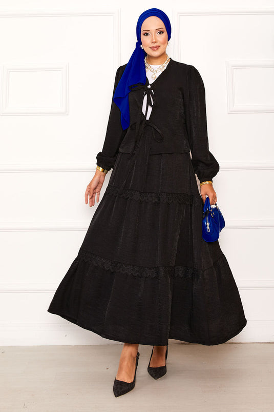 بدلة كيمونو سوداء بتنورة وتفاصيل من الدانتيل