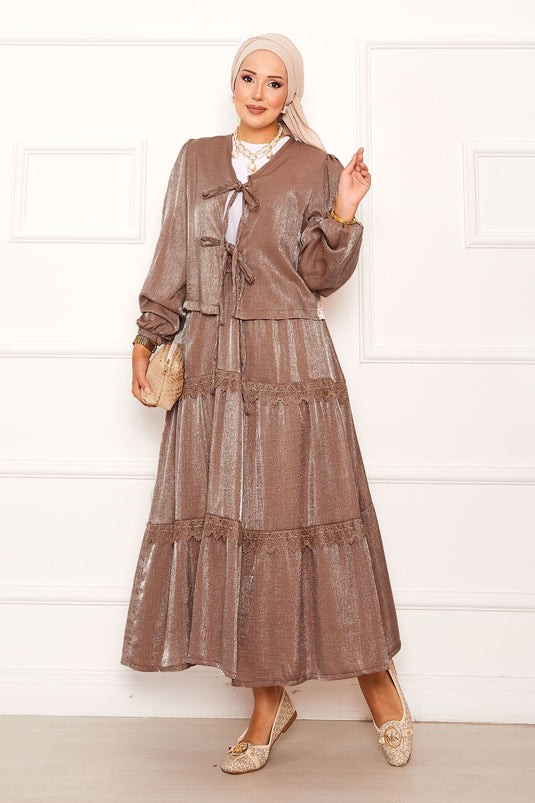 بدلة كيمونو بتنورة وتفاصيل من الدانتيل باللون البني