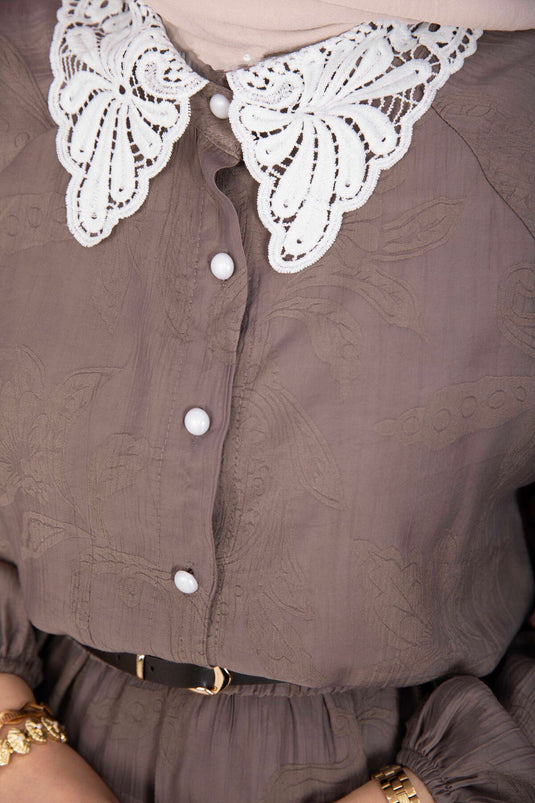 Completo camicia e gonna con colletto in pizzo e bottoni frontali, colore visone