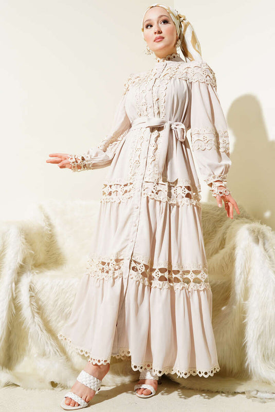 فستان بأزرار من الدانتيل باللون البيج