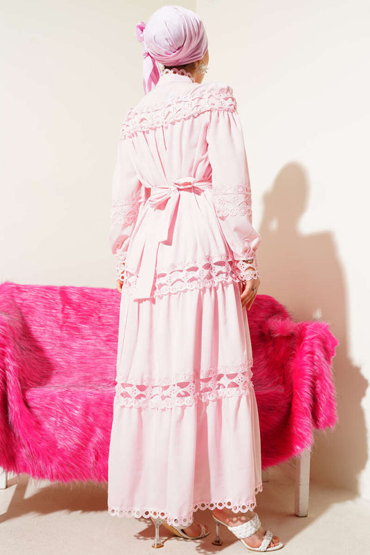 فستان وردي بأزرار من الدانتيل