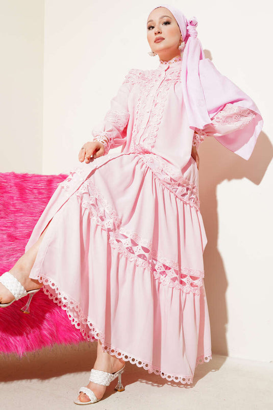 فستان وردي بأزرار من الدانتيل