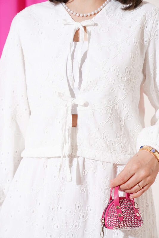 بدلة من قطعتين باللون البيج الفاتح مع تنورة من الدانتيل