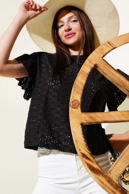 تي شيرت أسود مزين بالكشكشة