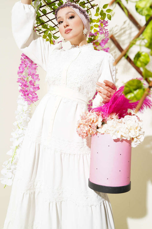 فستان أبيض من الدانتيل وأزرار أمامية