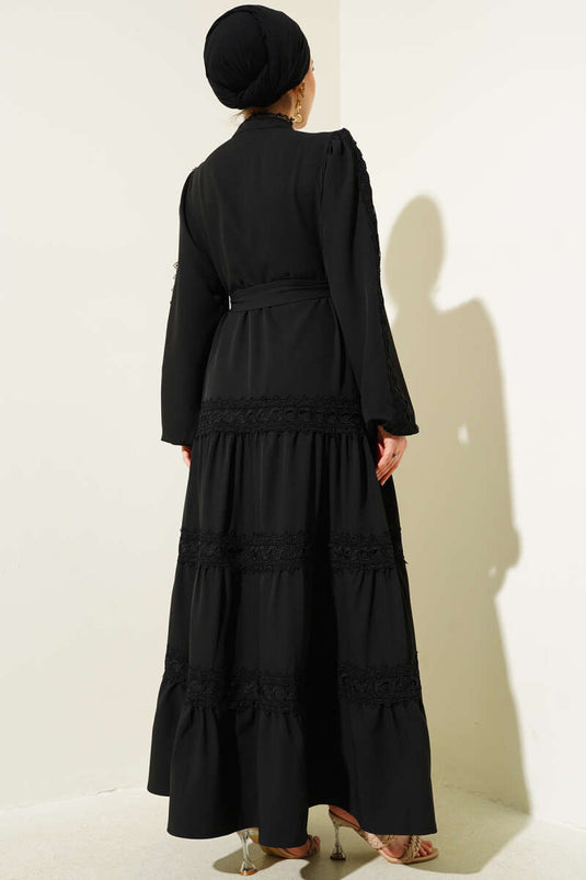 فستان أسود من الدانتيل وأزرار أمامية