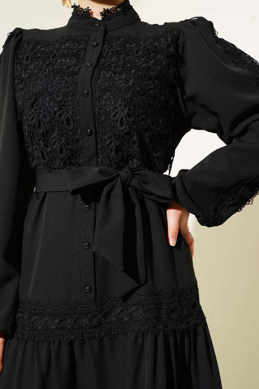 فستان أسود من الدانتيل وأزرار أمامية