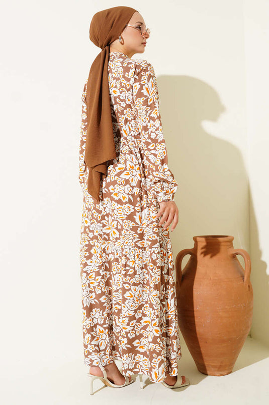 فستان بني اللون، بياقة صينية ونقشة على شكل نفق عند الخصر