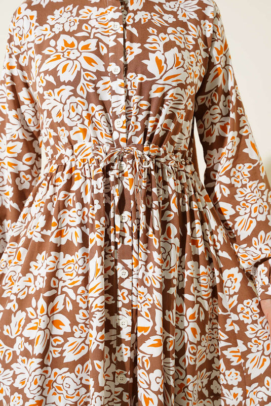 فستان بني اللون، بياقة صينية ونقشة على شكل نفق عند الخصر