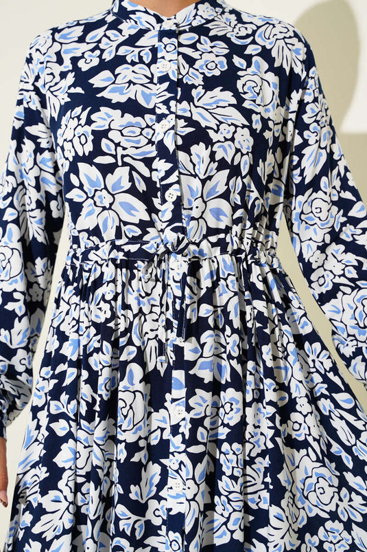 فستان بنقشة مميزة، بياقة صينية وخصر مرتفع، باللون الأزرق الداكن