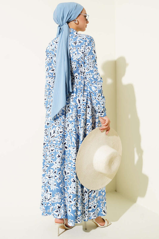 فستان أزرق بنقشة مميزة، بياقة صينية وحزام خصر مرتفع.