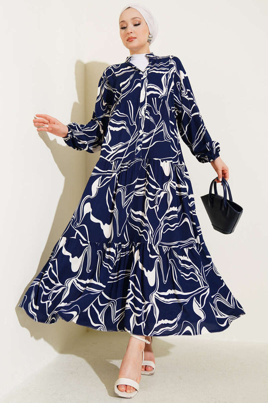 فستان أزرق داكن مع ياقة قاضية وتفاصيل منقوشة