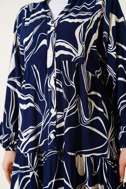 فستان أزرق داكن مع ياقة قاضية وتفاصيل منقوشة