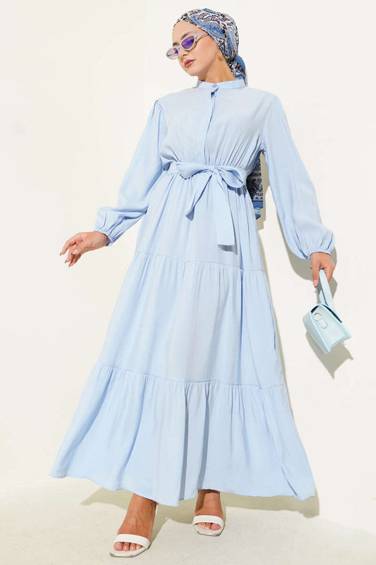 فستان أزرق بأكمام طويلة وأزرار مخفية