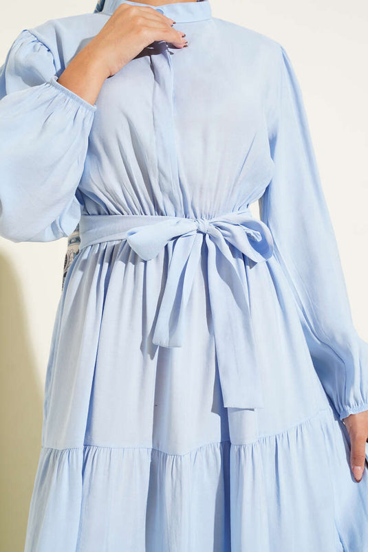 فستان أزرق بأكمام طويلة وأزرار مخفية