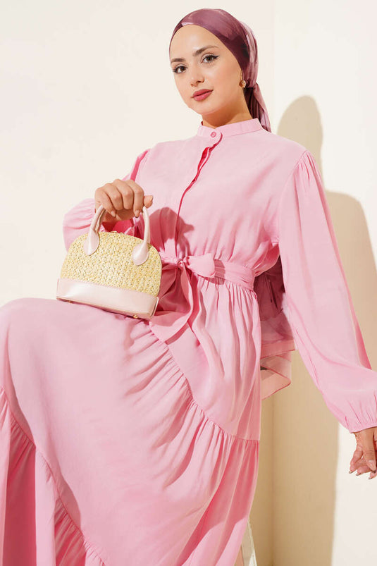 Robe longue rose à col grand-père et boutons cachés