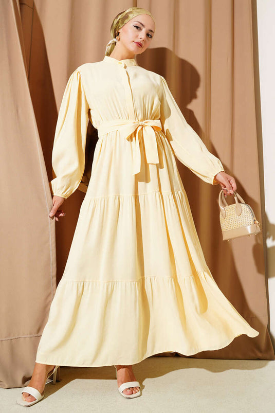 Robe longue jaune à col grand-père et boutons cachés