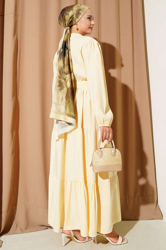 Robe longue jaune à col grand-père et boutons cachés