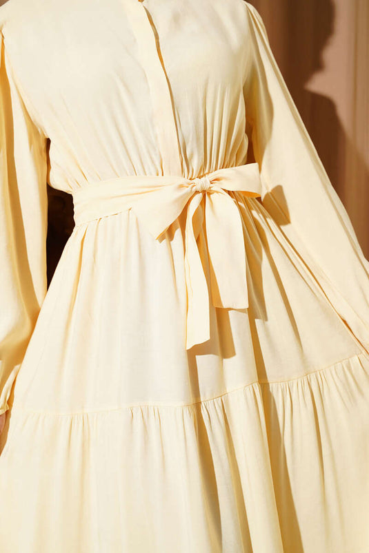 Robe longue jaune à col grand-père et boutons cachés