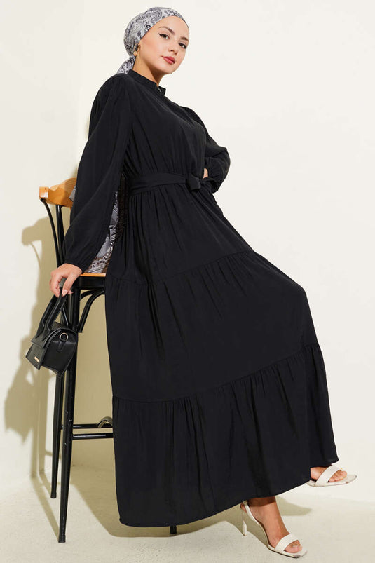Robe longue noire à col grand-père et boutons cachés