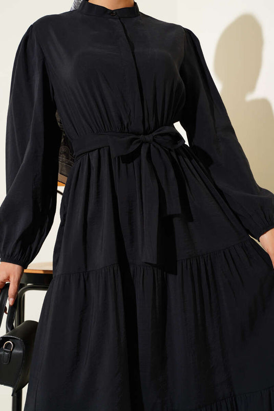 Robe longue noire à col grand-père et boutons cachés