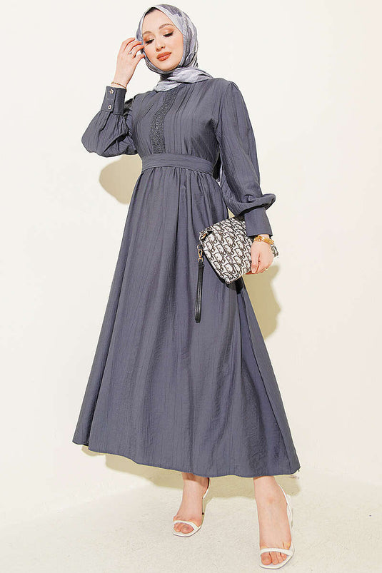 Robe Hakim à col guipure avec ceinture, couleur fumée