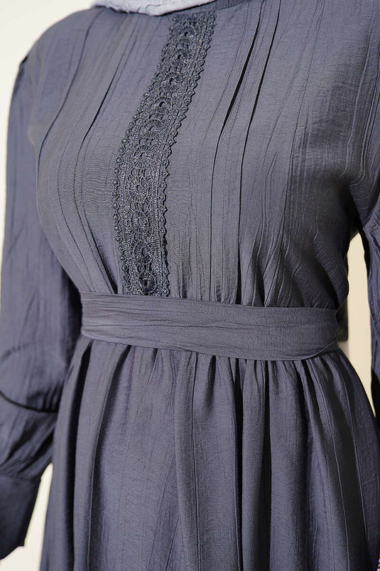 Robe Hakim à col guipure avec ceinture, couleur fumée
