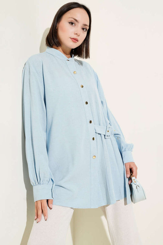 Tunique bleue détaillée avec ceinture et col de juge