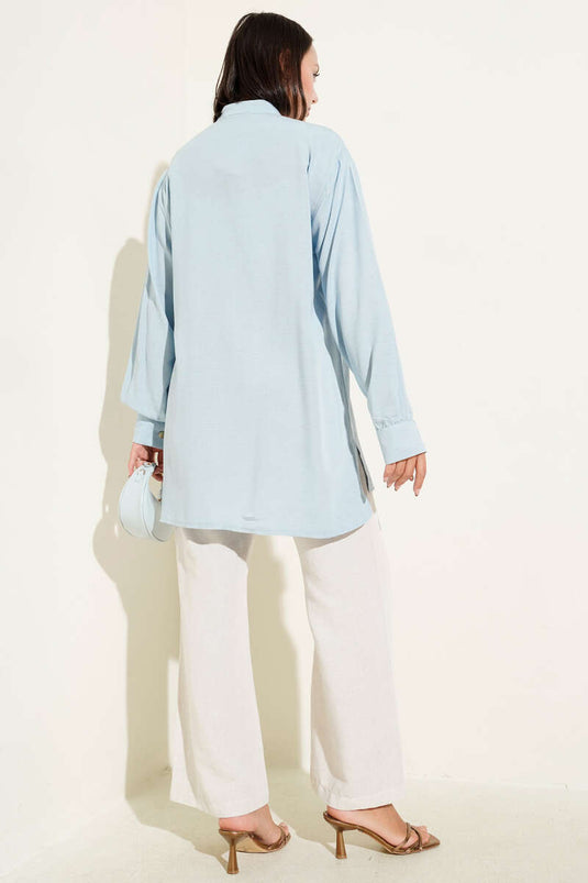 Tunique bleue détaillée avec ceinture et col de juge