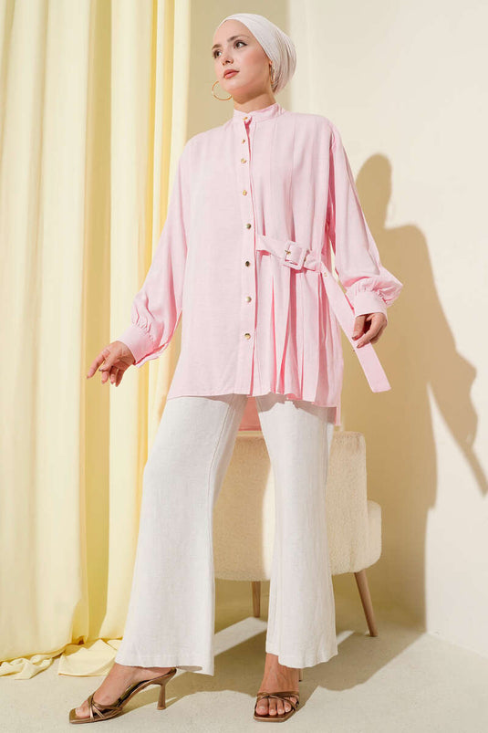 Tunique rose détaillée avec ceinture et col de juge