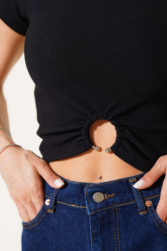 بلوزة قصيرة سوداء مع خاتم إكسسوار