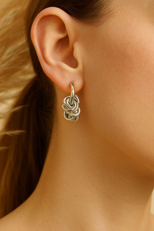 أقراط دائرية ملتوية فضية