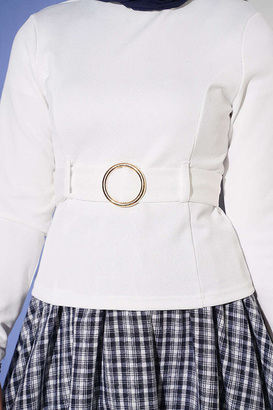 Blusa Blanca Con Cinturón De Anillo Y Detalles