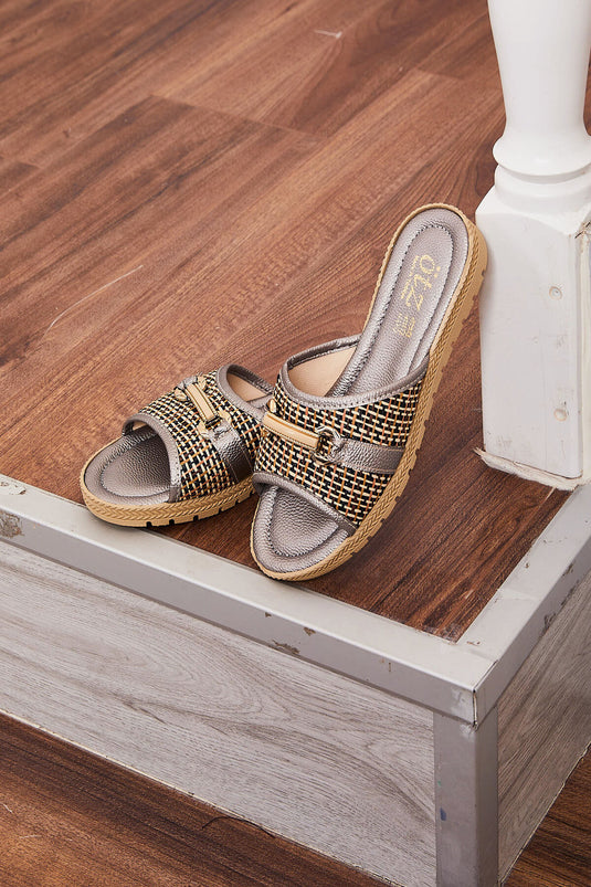 Chaussons gris à boucle garnis de paille