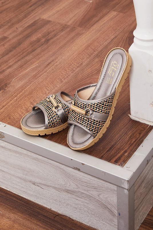 Chaussons gris à boucle garnis de paille