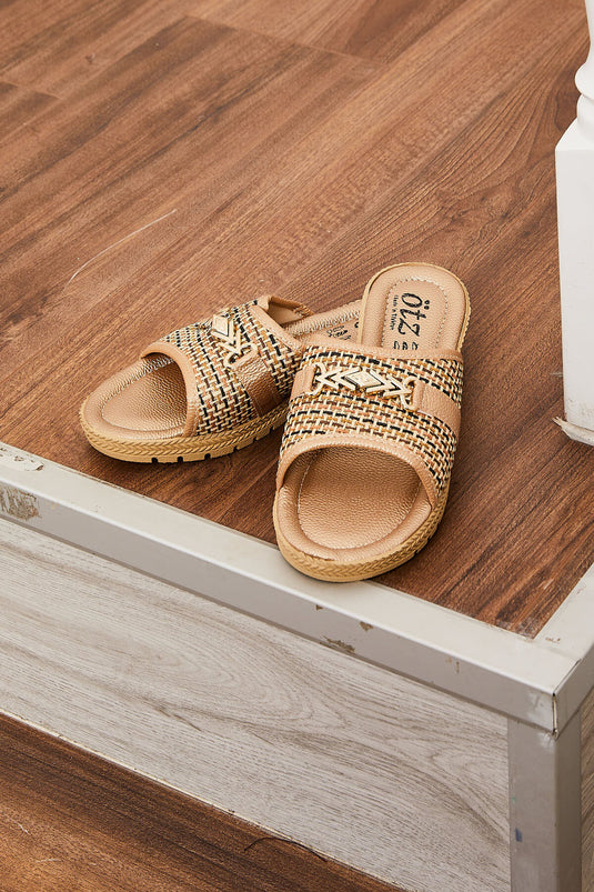 Chaussons en vison garnis de paille et de boucles