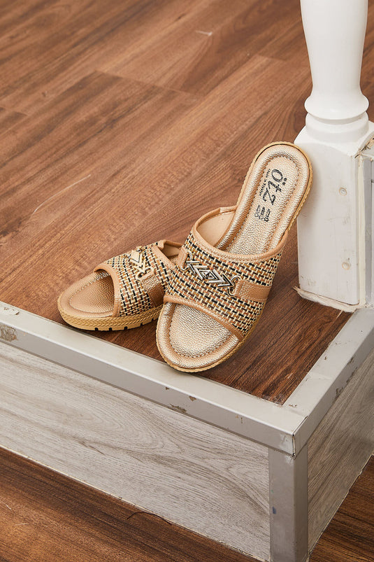 Chaussons en vison garnis de paille et de boucles